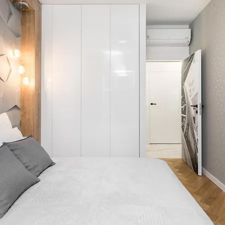 Luxury Mennica - Golden - Center