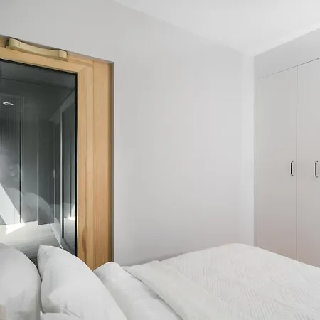 Luxury Mennica - Golden - Center